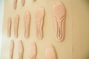 Novas coleções apostam em calçados que protegem a saúde dos pés