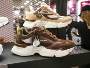 Running, sandálias e mais: quais calçados devem dominar a moda masculina nas próximas temporadas?